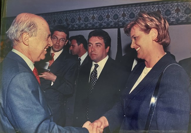 Ο άνθρωπος Κώστας Σημίτης: Η πιο στενή συνεργάτιδά του αφηγείται - Οι χαλαρές στιγμές, τα μπουζούκια και τα σκουλαρίκια της Δάφνης