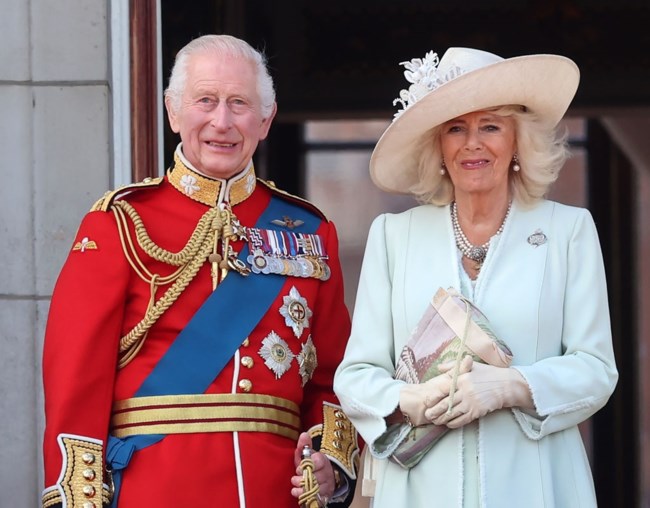 Trooping the Colour: Ο,τι πρέπει να γνωρίζεις για τη σημερινή μεγάλη ημέρα για τη βρετανική βασιλική οικογένεια