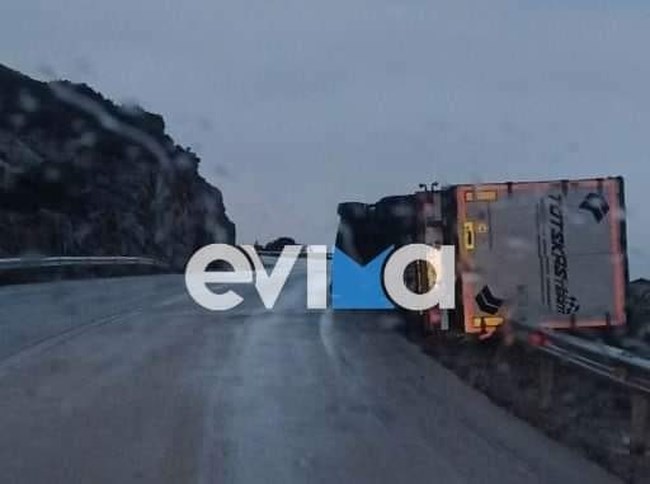Τρομακτικό τροχαίο στην Εύβοια: Νταλίκα ντελαπάρισε από τον αέρα και κρέμεται σε γκρεμό - Πρόλαβε να βγει ο οδηγός