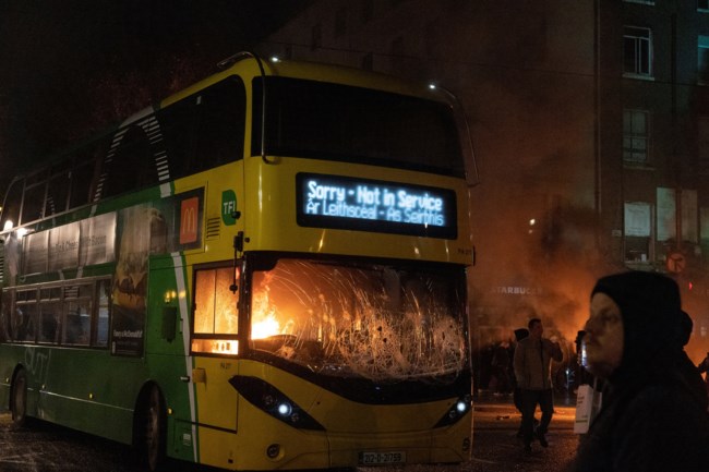 Σκηνές χάους στο Δουβλίνο από ακροδεξιούς χούλιγκαν μετά από επίθεση με μαχαίρι σε γυναίκα και παιδιά έξω από σχολείο