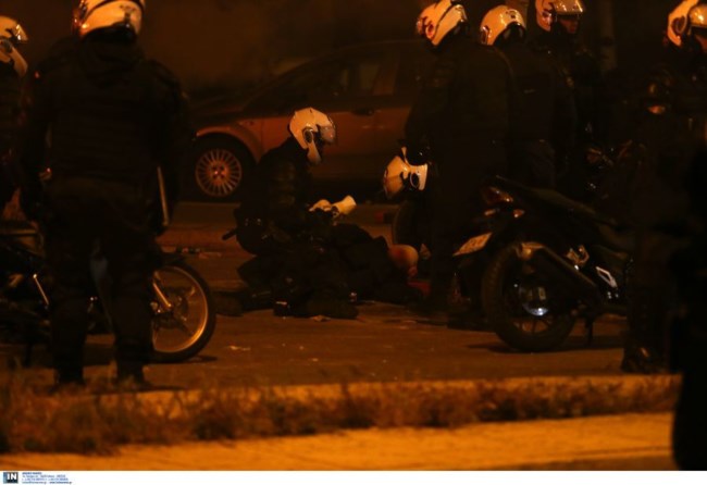 Επεισόδια στη Νέα Σμύρνη: Βίντεο ντοκουμέντο με την επίθεση στον τραυματισμένο αστυνομικό - Αιμόφυρτος στο έδαφος