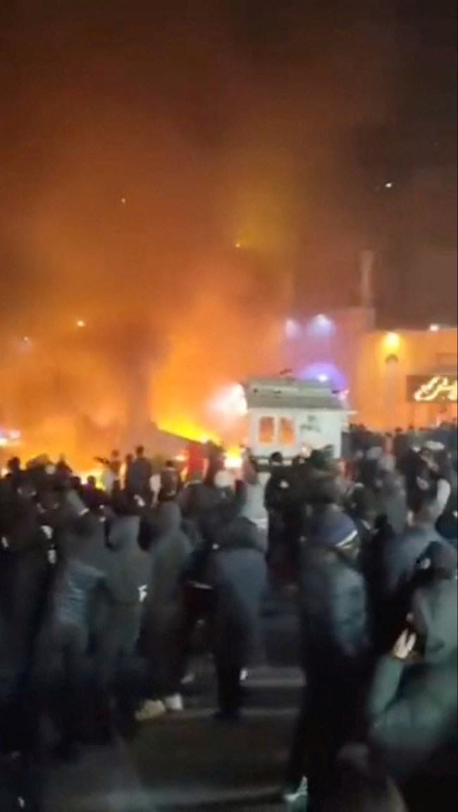 Οργή λαού στο Ιράν με χιλιάδες διαδηλωτές στους δρόμους - Γιατρός μιλά για τουλάχιστον 217 νεκρούς