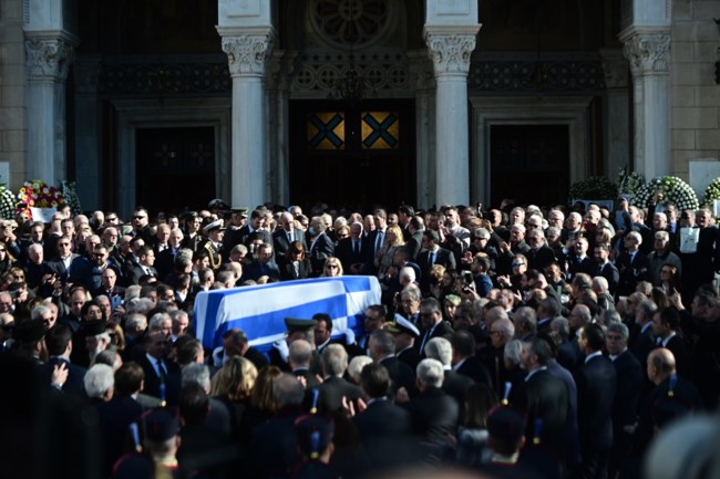 Ξεκίνησε με χειροκροτήματα η πομπή