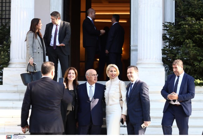 Η πιο φωτογραφημένη βουλευτής στο προ-εορταστικό ρεβεγιόν στο Μαξίμου- Η Κατερίνα Μονογυιού