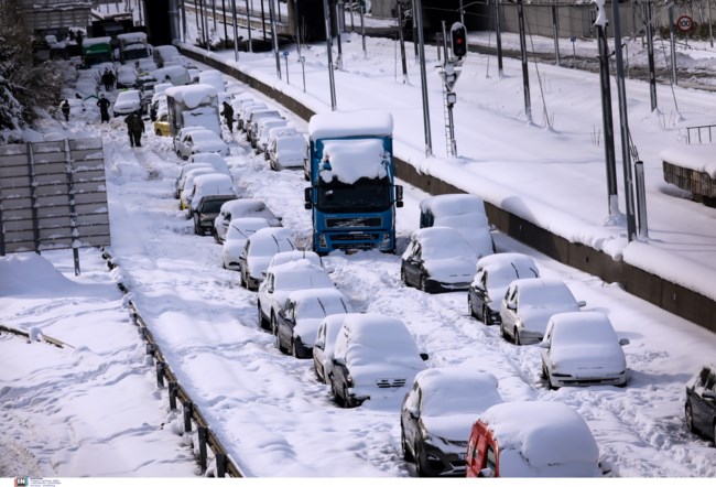 Αττική οδός: "Νόμιζα θα πεθάνω" - Συγκλονίζει η γυναίκα που γέννησε πρόωρα όταν εγκλωβίστηκε στα χιόνια
