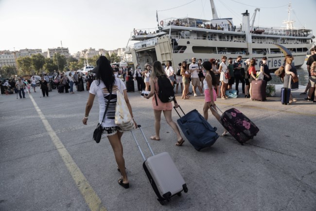 Όπου φύγει φύγει οι αδειούχοι του Αυγούστου: Κοσμοσυρροή στον Πειραιά - Αυξημένη κίνηση στις εθνικές οδούς [εικόνες]