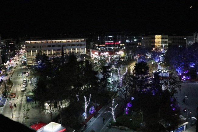 Χριστούγεννα στη Λάρισα: Η στολισμένη πόλη από ψηλά [Εικόνες-Βίντεο]