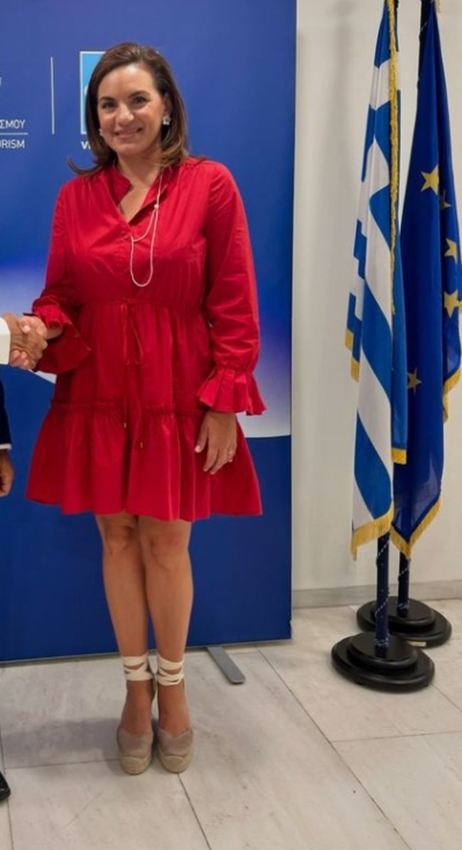Όλγα Κεφαλογιάννη: Η κομψή εμφάνιση με μίνι κόκκινο boho φόρεμα και εσπαντρίγιες
