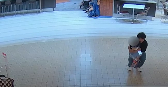 ΗΠΑ: Η στιγμή που άνδρας με σχιζοφρένεια και βίαιο παρελθόν αρπάζει κοριτσάκι από εμπορικό κέντρο [βίντεο]