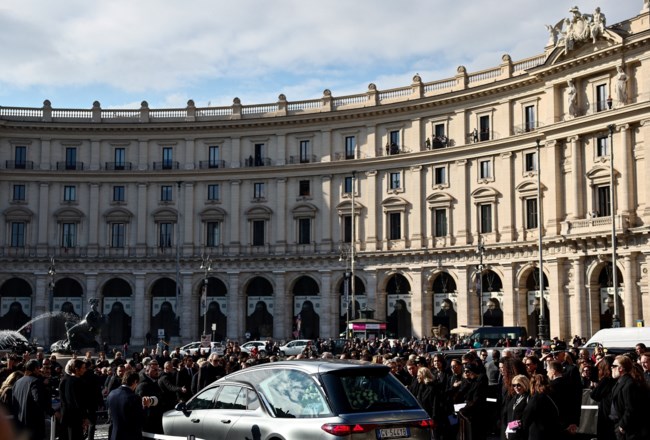 "Γνωριστήκαμε παιδιά": Συντετριμμένος ο πρώην συντρόφος του Βαλεντίνο - Συγκίνηση στην κηδεία [εικόνες]