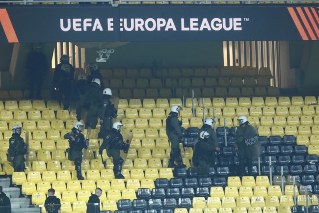 Ένταση στην Opap Arena μεταξύ των οπαδών της ΑΕΚ και της Μπράιτον- Μπήκαν τα ΜΑΤ στις εξέδρες