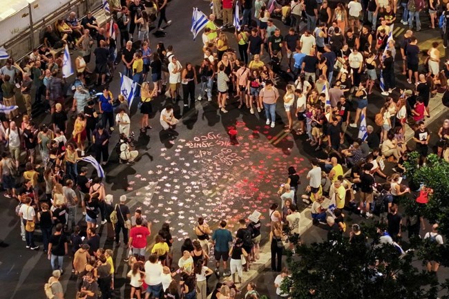 "Βράζει" το Ισραήλ: Κατέβηκαν στους δρόμους μετά τους 6 νεκρούς ομήρους- "Εκεχειρία τώρα"- Επεισόδια, φωτιές και ξύλο