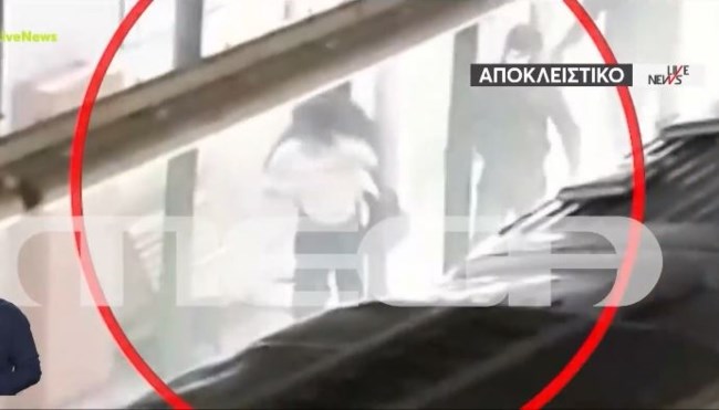 Βίντεο ντοκουμέντο από την ωμή βία των ακροδεξιών στο Μοναστηράκι- Χτυπάνε με μανία νεαρή κοπέλα [Βίντεο]