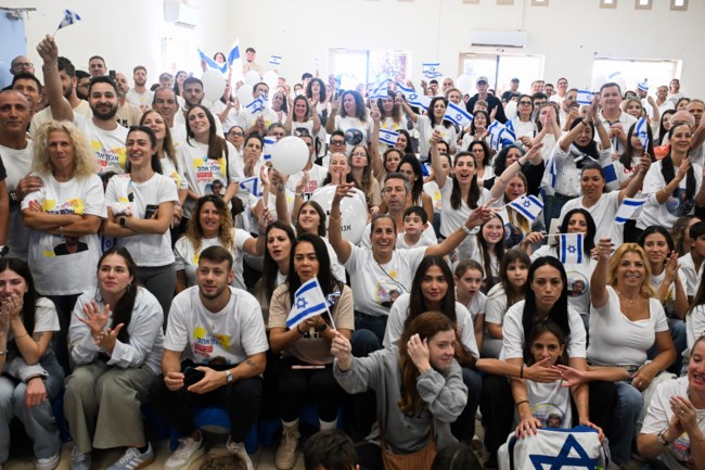 Συγγενείς ομήρων ξεσπούν σε πανηγυρισμούς μετά την απελευθέρωση των 7 πρώτων
