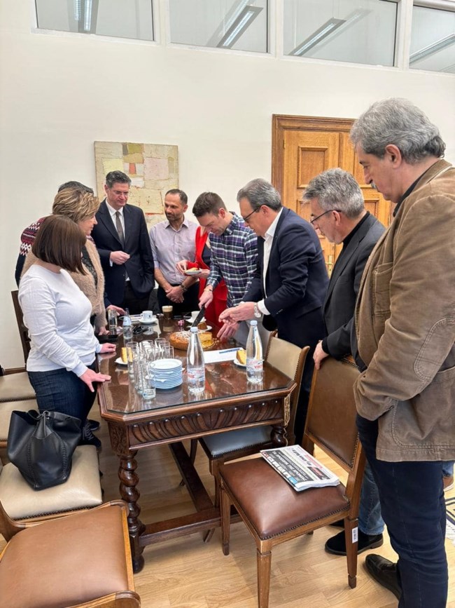 Ο Παύλος Πολάκης κέρδισε το φλουρί στη βασιλόπιτα του ΣΥΡΙΖΑ - Τα χαμόγελα με τον Κασσελάκη [εικόνες]