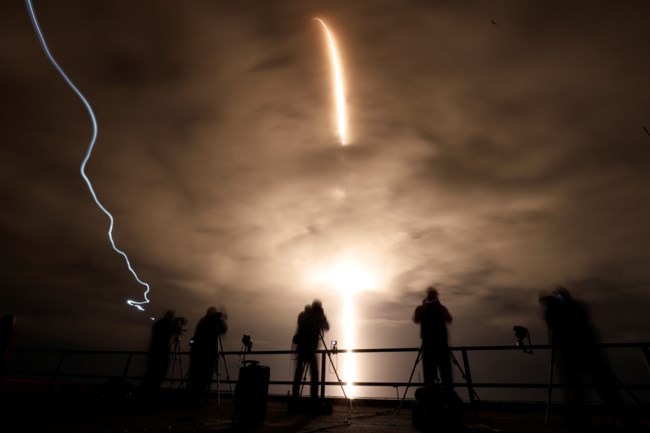 Πύραυλος της SpaceX με 4 αστροναύτες απογειώθηκε για να τους μεταφέρει στον Διεθνή Διαστημικό Σταθμό [εικόνα - βίντεο]