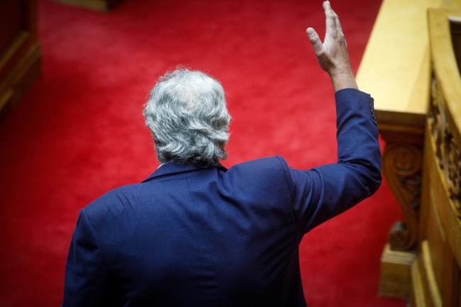 Χαμός στην Βουλή: Η Σακοράφα φώναξε τη φρουρά και έδιωξε τον Πολάκη - "Δεν είστε στο καφενείο του χωριού σας..."