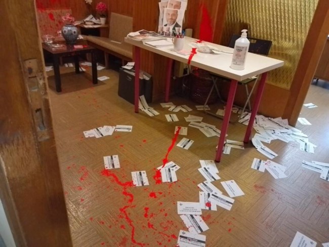 Πάτρα: Επίθεση αντιεξουσιαστών στο γραφείο του Ιάσωνα Φωτήλα – Καταδικάζει η ΝΔ