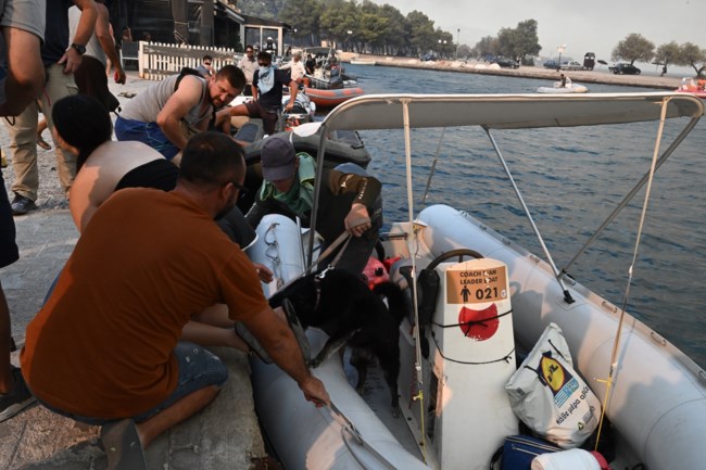 Νέα Αγχίαλος: Εκκενώθηκε άρον άρον διά θαλάσσης η περιοχή - Στιγμές πανικού στο λιμάνι [Βίντεο]