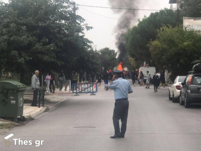 Θεσσαλονίκη: Οδοφράγματα στο ΕΠΑΛ Ευόσμου- Κουκουλοφόροι επιτέθηκαν στους δημοσιογράφους