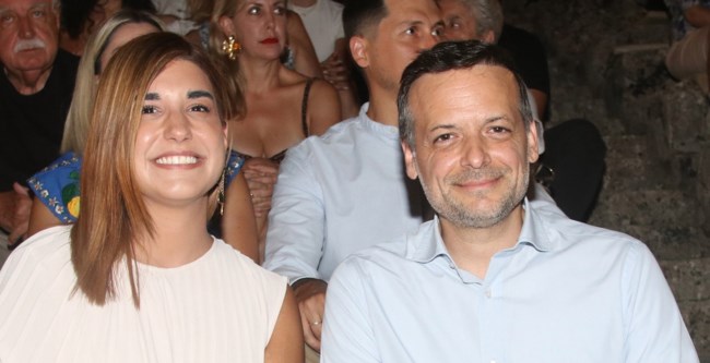 Μελαχρινή ξανά η Γεωργία Πολυτάνου: Η σύντροφος του Χάρη Δούκα στην Αθήνα με casual chic look και τσάντα βαλιτσάκι Louis Vuitton