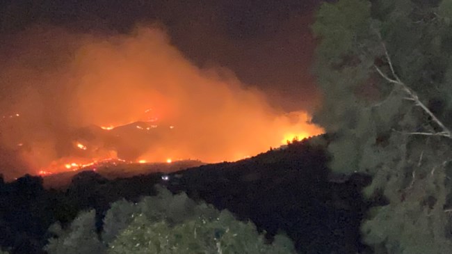 Χωρίς ενεργό μέτωπο η φωτιά στο Ρέθυμνο: Μάχη με τις αναζωπυρώσεις, έπεσαν οι άνεμοι [εικόνες-βίντεο]