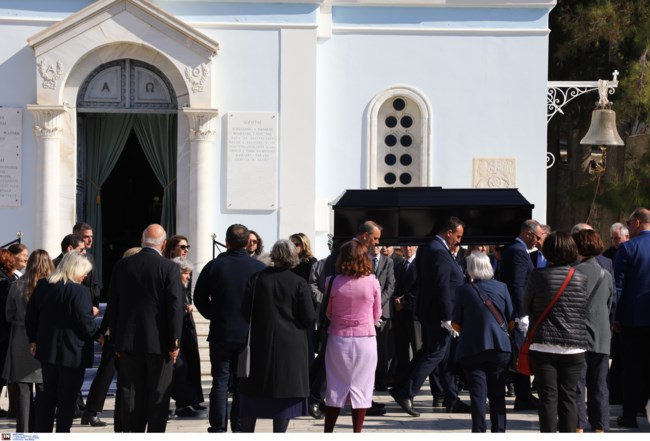 Συγκίνηση στην κηδεία του Θανάση Βαλτινού - Ο ύστατος χαιρετισμός στον σπουδαίο συγγραφέα [εικόνες]