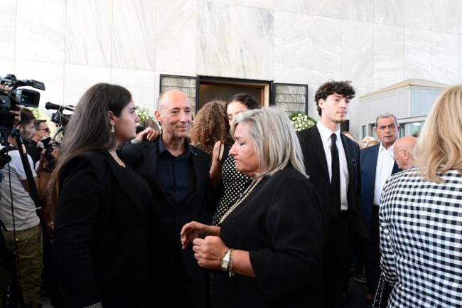 Πλέσσας: Η συγκλονιστική στιγμή που βγαίνει η σορός του από το κοιμητήριο - Δάκρυα, τραγούδια και χειροκρότημα [βίντεο]