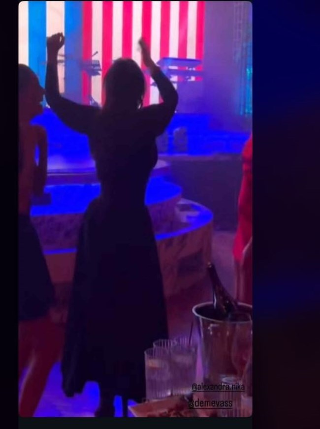 Σήλια Κριθαριώτη - Αλεξάνδρα Νίκα: Ο ξέφρενος χορός στην ιδιωτική εκδήλωση για την Κίμπερλι Γκίλφοϊλ