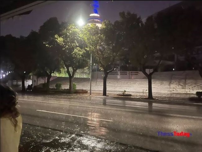 Θεσσαλονίκη: Ξαφνική καταιγίδα στο κέντρο - Κεραυνοί και άνεμοι εν μέσω καύσωνα [εικόνες, βίντεο]
