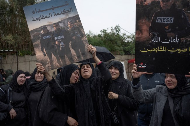 Λίβανος: Θρήνος στην κηδεία των τριών δημοσιογράφων που σκοτώθηκαν σε ισραηλινή επιδρομή