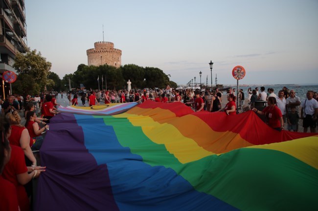 Thessaloniki Pride 2025: Χιλιάδες κόσμου στην πολύχρωμη παρέλαση υπερηφάνειας [εικόνες-βίντεο]