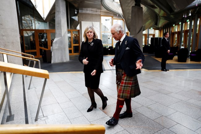 Στο Κοινοβούλιο της Σκωτίας ο Κάρολος: Σε αυτούς τους λόφους και στις καρδιές σας η οικογένειά μου βρήκε ένα καταφύγιο και ένα σπίτι