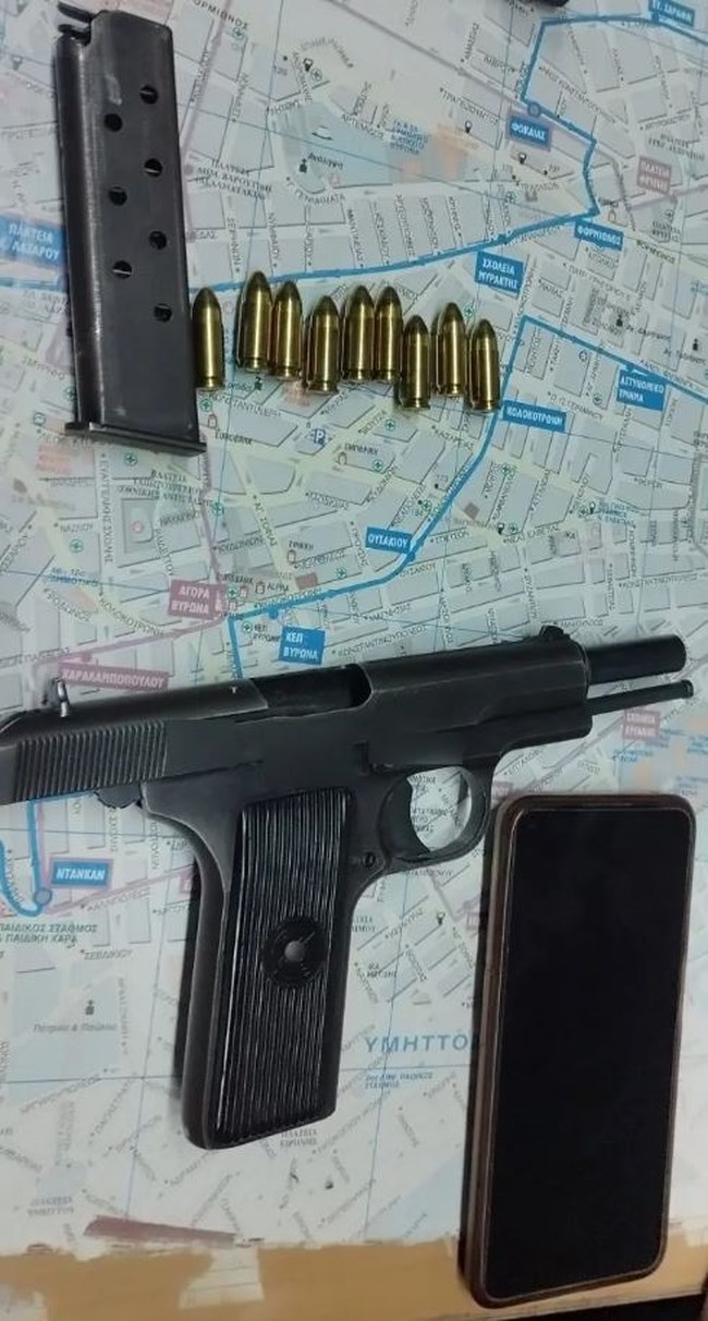 Βύρωνας: Συνελήφθη ένας 22χρονος με πιστόλι, μετά από καταδίωξη - Χειροπέδες και σε 25χρονο