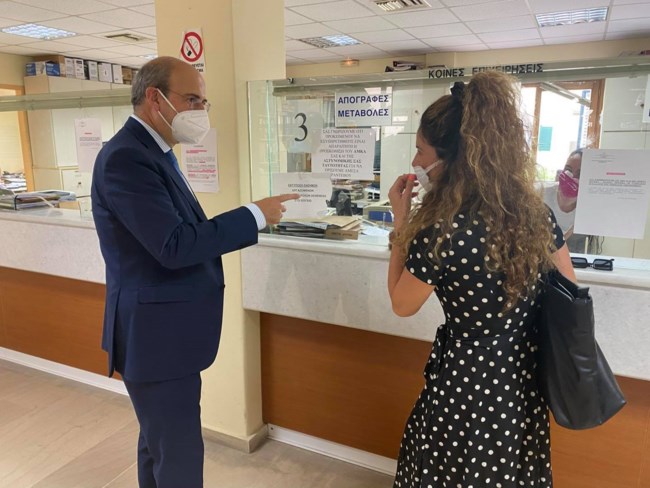 Κέρκυρα: Υπάλληλος του ΕΦΚΑ δεν... αναγνώρισε τον Χατζηδάκη  - "Είμαι ο υπουργός, πιστέψτε με"