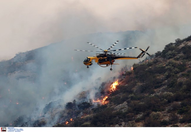 Kαλύτερη η εικόνα των πυρκαγιών σε Κερατέα και Χελιδόνι Ηλείας: Φόβος για αναζωπυρώσεις και εστίες από τους δυνατούς ανέμους