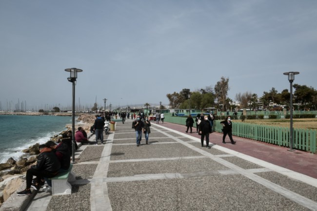 Πατείς με - πατώ σε στις παραλίες και στα πάρκα της Αττικής - Δεύτερη ημέρα ελεύθερων μετακινήσεων με καλό καιρό