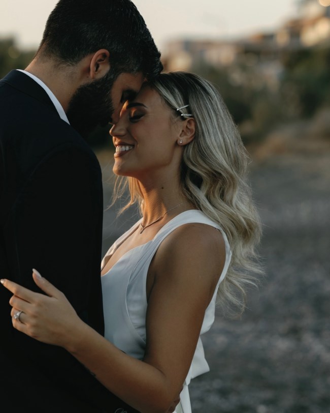 Η Άννα Κορακάκη αποκάλυψε ότι παντρεύτηκε - Οι τρυφερές φωτογραφίες με τον σύζυγό της από τον γάμο [εικόνες]