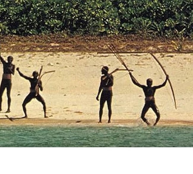 ΑΜΕΡΙΚΑΝΟΣ ΤΟΥΡΙΣΤΑΣ ΠΡΟΣΠΑΘΗΣΕ ΝΑ ΦΤΑΣΕΙ ΣΕ ΑΠΟΜΟΝΩΜΕΝΗ ΦΥΛΗ