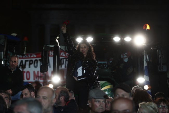 "Εισβολή" τρακτέρ στο Σύνταγμα: Παθιασμένοι οι  αγρότες στο μεγάλο συλλαλητήριο - Συνθήματα, πλακάτ και καπνογόνα