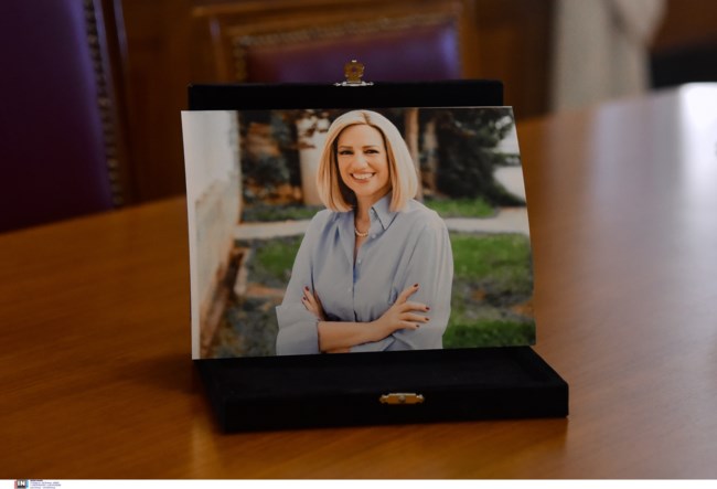 Η φωτογραφία της Φώφης Γεννηματά στο άδειο γραφείο της στη Βουλή