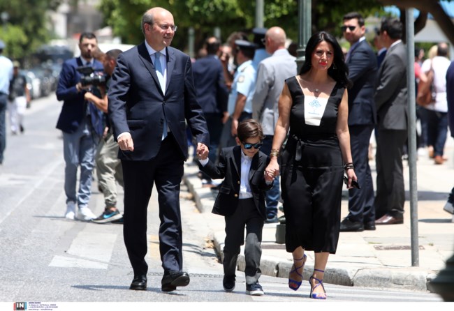 Ο γιος του Κωστή Χατζηδάκη "έκλεψε" την παράσταση στο Προεδρικό - Με αέρα σταρ και γυαλιά ηλίου [εικόνες-βίντεο]