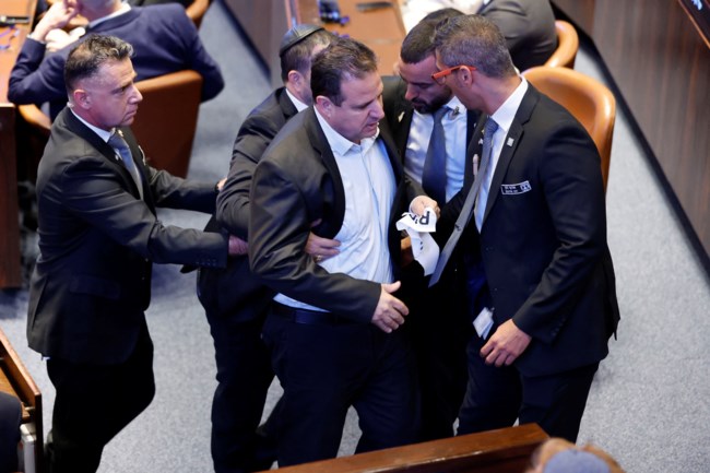 ΚΝΕΣΕΤ ΒΟΥΛΕΥΤΕΣ ΑΠΟΜΑΚΡΥΝΟΝΤΑΙ