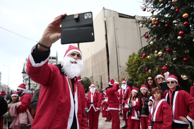 4ο Santa Run: Γέμισε Αγιοβασίλιδες ο Πειραιάς, στη μάχη κατά του καρκίνου