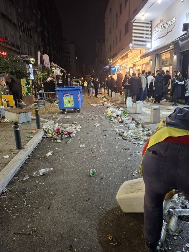 Τσικνοπέμπτη: Απέραντος σκουπιδότοπος η Θεσσαλονίκη μετά τα γλέντια - Μάζεψαν πάνω από 15 τόνους απορρίμματα