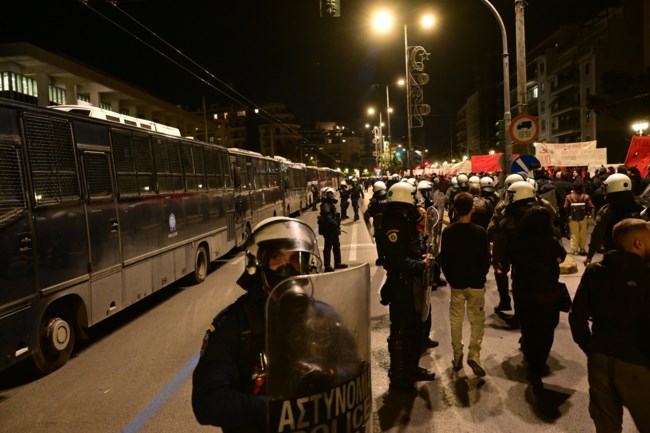 Πολυτεχνείο: Στην πρεσβεία των ΗΠΑ η μεγάλη πορεία - 11 συλλήψεις, 43 προσαγωγές [βίντεο]