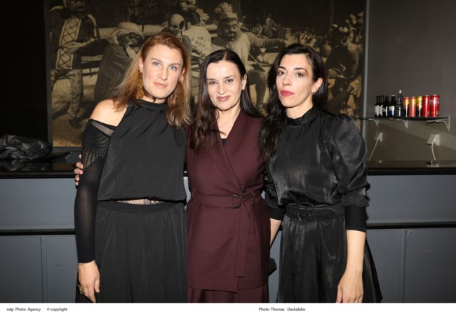 Στα μπορντό η Καρυοφυλλιά Καραμπέτη: Η stylish εμφάνισή της στο Υπόγειο του Κουν