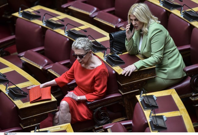 Ακρίτα στη Βουλή με μαύρα γυαλιά