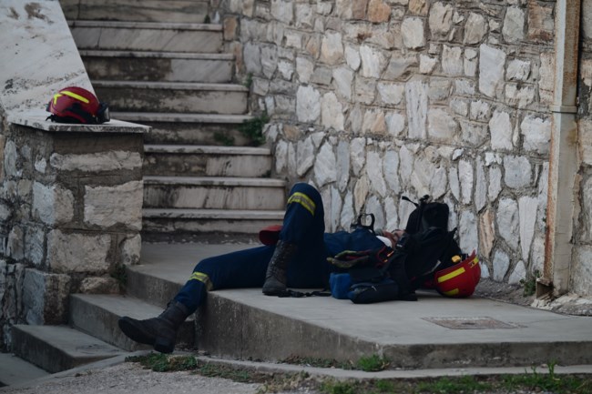 Φωτιά στην Αττική: Συγκλονίζει η εικόνα του εξαντλημένου πυροσβέστη μετά την ολονύχτια μάχη