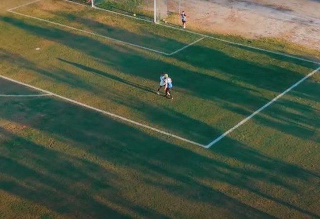 Αδιανόητο περιστατικό σε γήπεδο τοπικού πρωταθλήματος- Οπαδός μπήκε στο χορτάρι με κράνος, τον χτύπησε ποδοσφαιριστής